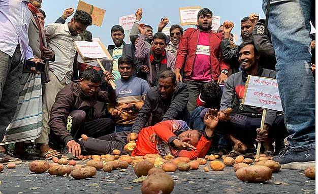 হিমাগারের ভাড়া বৃদ্ধির প্রতিবাদে সড়কে আলু ফেলে কৃষকদের বিক্ষোভ
