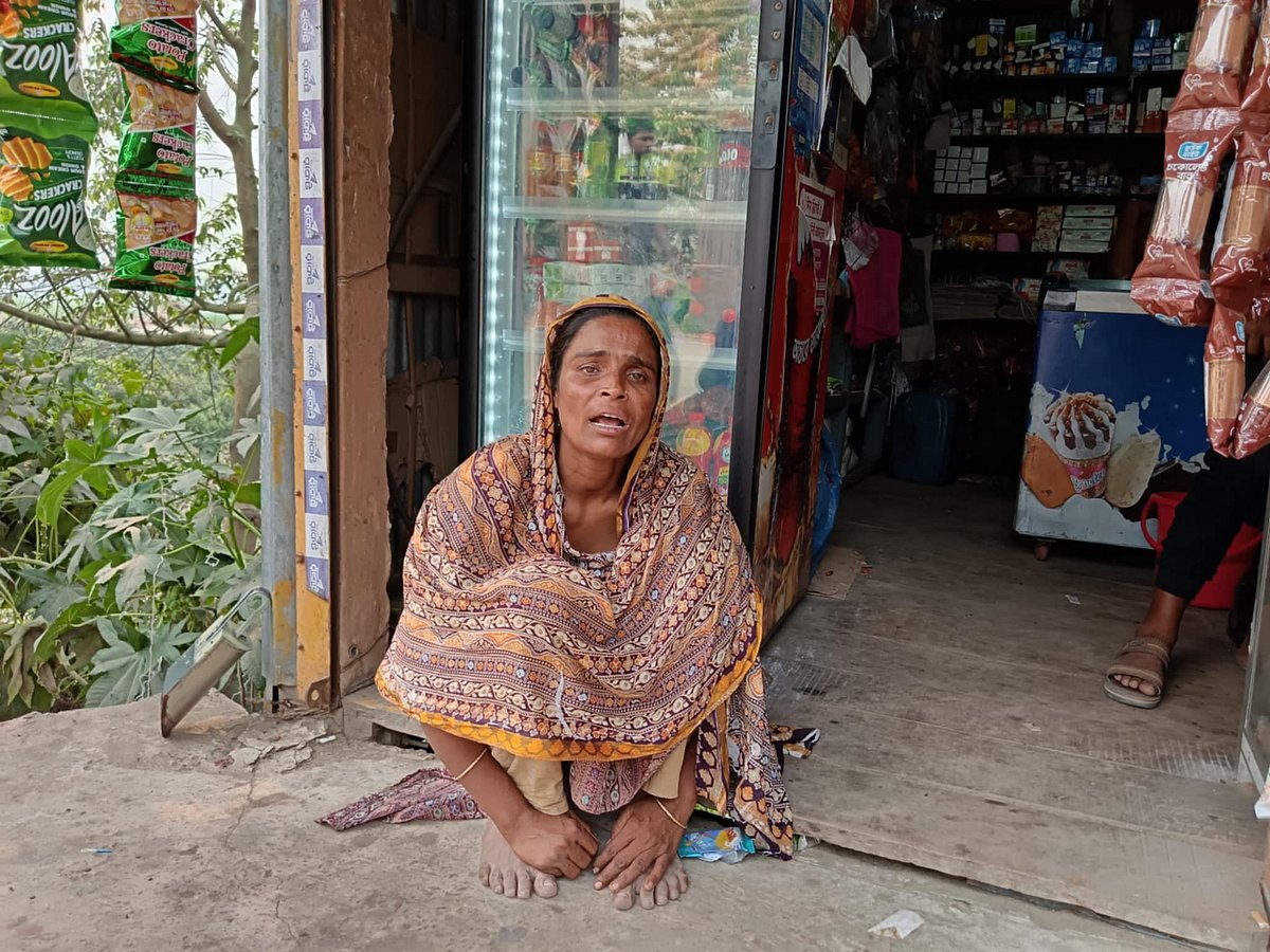 ৩০ লাখ টাকা ধরা খেয়ে পথে বসে কান্না করছেন রোকেয়া বেগম। বুধবার বেলা পৌনে দুইটার দিকে কিশোরগঞ্জের ভৈরব উপজেলার শিমুলকান্দি ইউনিয়নের চাঁনপুর বাজারে