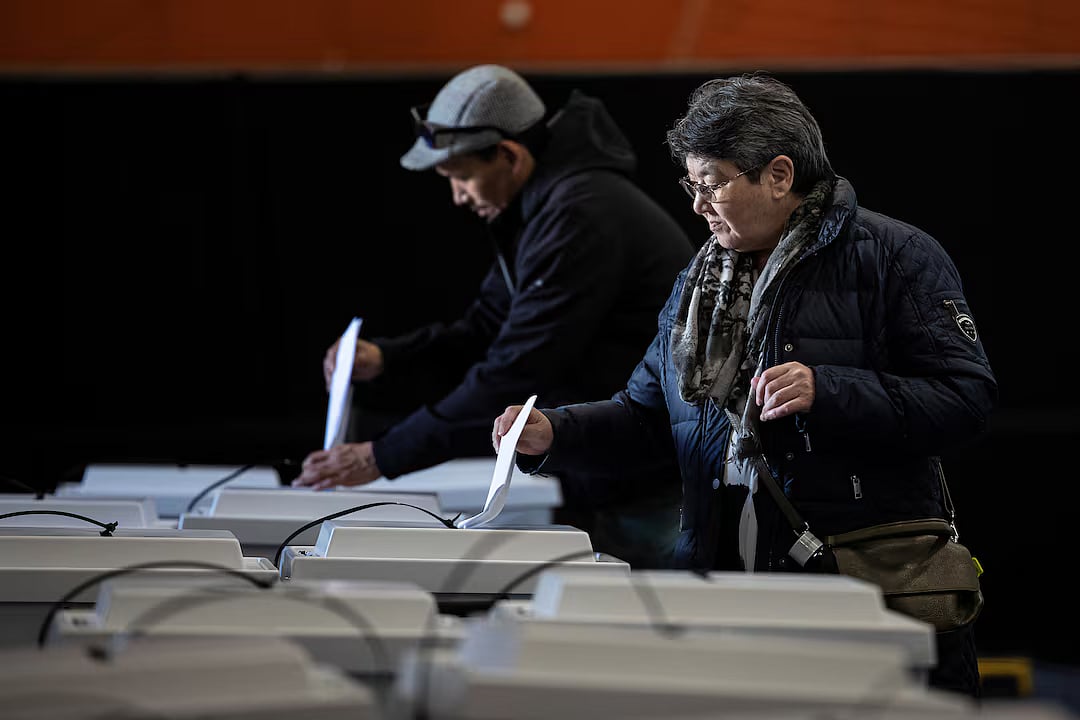 গ্রিনল্যান্ডের সাধারণ নির্বাচনে ভোট দিচ্ছেন ভোটাররা