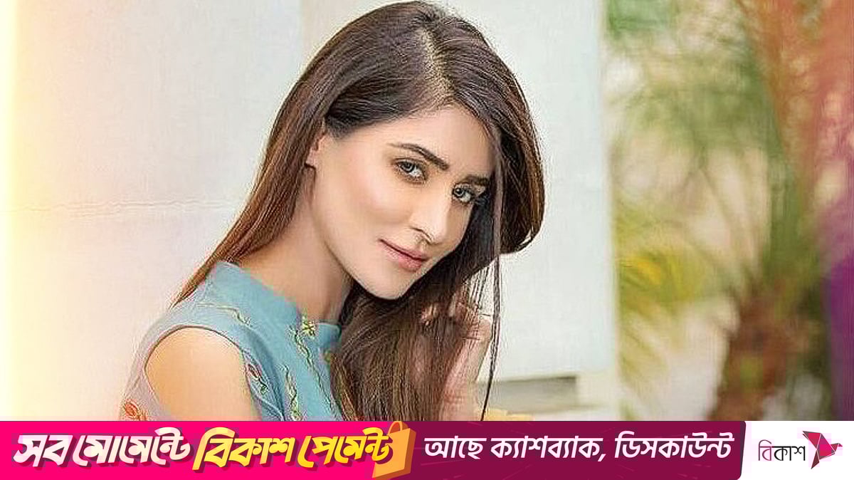 Seksi uzun tungi koylaklar Ajoyib kokraklarni korsatadi