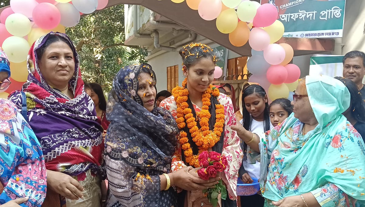 জাতীয় নারী ফুটবল দলের অধিনায়ক আফঈদা খন্দকারকে সাতক্ষীরায় গণসংবর্ধনা ও ফুলেল শুভেচ্ছা দেওয়া হয়