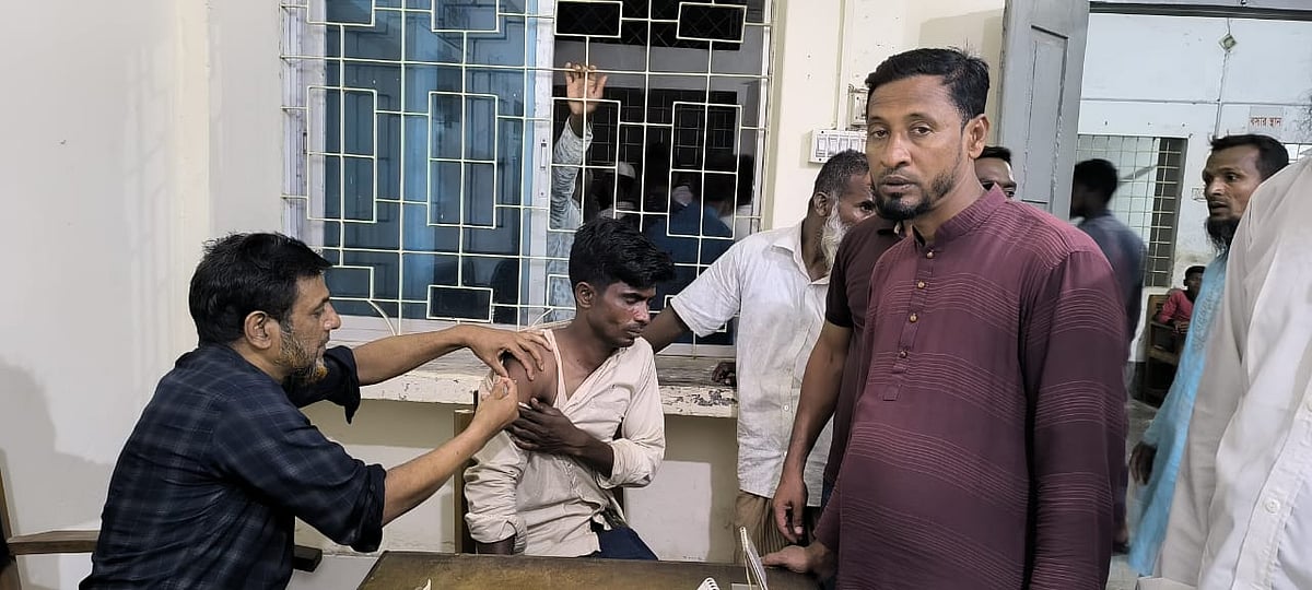 ভোলার মনপুরা উপজেলায় বিএনপির দুই পক্ষের সংঘর্ষে আহত ব্যক্তিদের অনেকেই উপজেলা স্বাস্থ্য কমপ্লেক্স চিকিৎসা নিতে আসেন। গতকাল রাতে