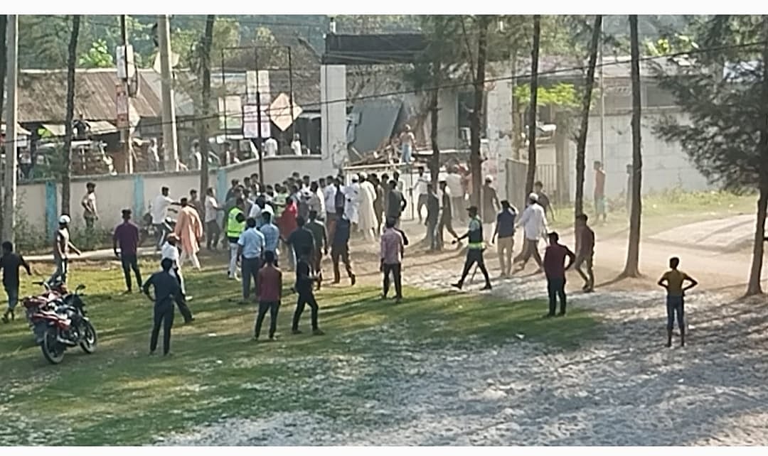 নোয়াখালীর কবিরহাট উপজেলায় বাজার ইজারাকে কেন্দ্র করে বিএনপির দুই পক্ষের মধ্যে সংঘর্ষ হয়। আজ বেলা সাড়ে তিনটায় উপজেলা পরিষদ কমপ্লেক্সের প্রধান ফটকের সামনে