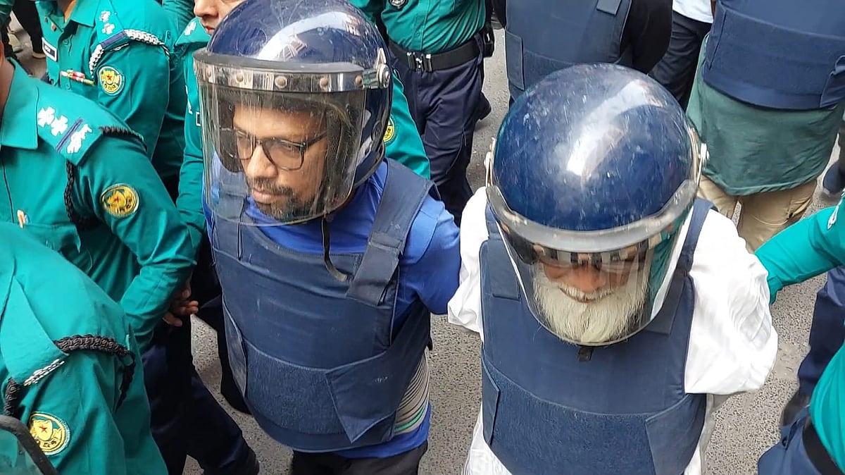 হাজতখানা থেকে সালমান এফ রহমান ও জুনাইদ আহ্মেদ পলককে ঢাকার সিএমএম আদালতে নিয়ে যাচ্ছে পুলিশ