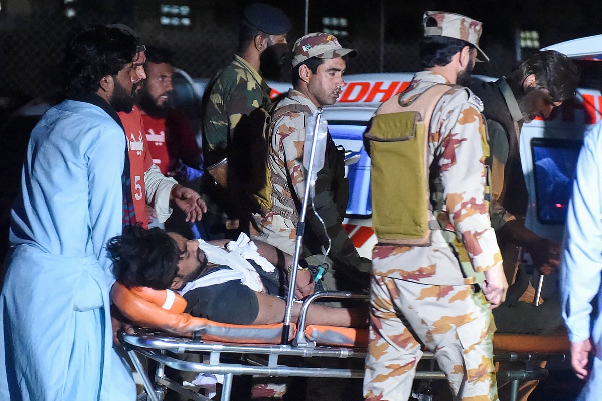ট্রেন থেকে উদ্ধারের পর আহত এক যাত্রীকে সরিয়ে নিচ্ছেন নিরাপত্তা বাহিনীর সদস্য ও স্বেচ্ছাসেবকেরা। বেলুচিস্তানের দক্ষিণপশ্চিমাঞ্চলীয় পার্বত্য এলাকায়। ১২ মার্চ, ২০২৫