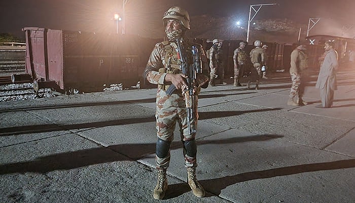 ছিনতাই করা ট্রেন থেকে বেশকিছু জিম্মি যাত্রীকে উদ্ধার করার পর মাচ রেলস্টেশনের পাহারায় সেনাসদস্যরা। বেলুচিস্তান, ১১ মার্চ ২০২৫