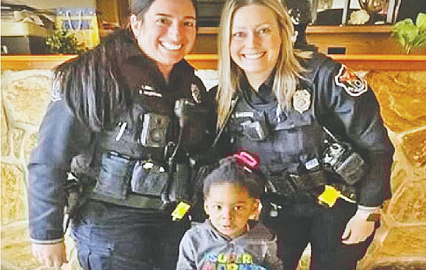 দুই পুলিশ কর্মকর্তার সঙ্গে শিশুটি