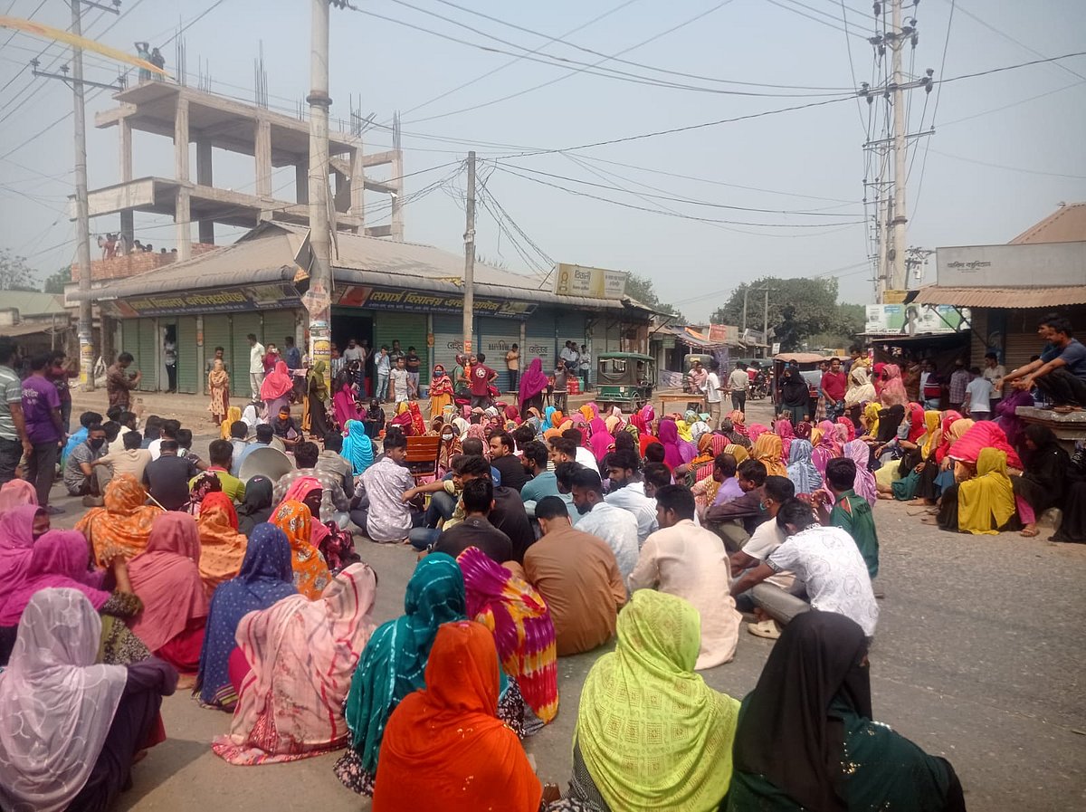গাজীপুরের শ্রীপুরে খান টেক্স লিমিটেড নামের কারখানার শ্রমিকেরা সড়ক অবরোধ করেছেন। আজ বুধবার সকালে