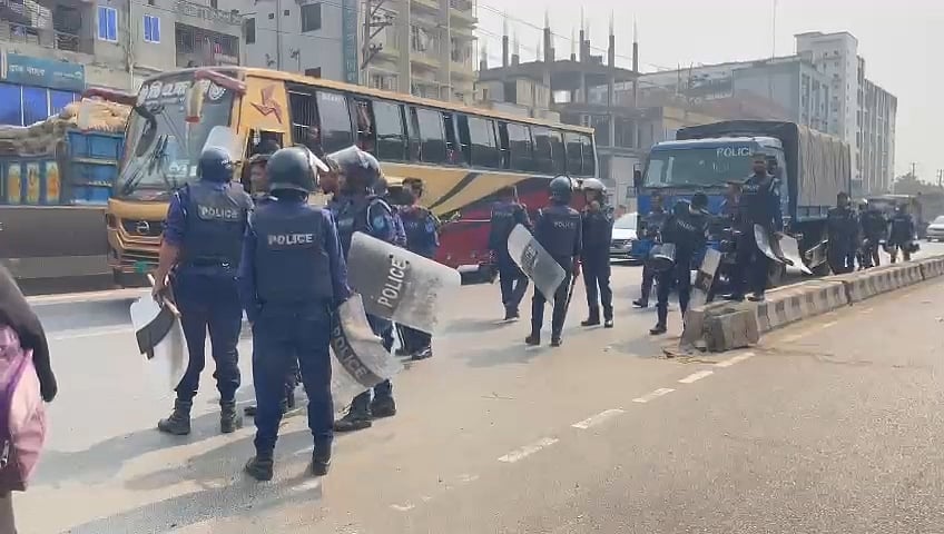 গাজীপুরের কালিয়াকৈরে পুলিশ সাউন্ড গ্রেনেড ও কাঁদানে গ্যাসের শেল ছুড়ে শ্রমিকদের ছত্রভঙ্গ করে দেয়। আজ বুধবার সকালে ঢাকা-টাঙ্গাইল মহাসড়কের মৌচাক এলাকায়
