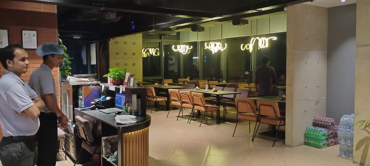 আজ সাহরির সময় ধানমন্ডির একটি রেস্তোরাঁ