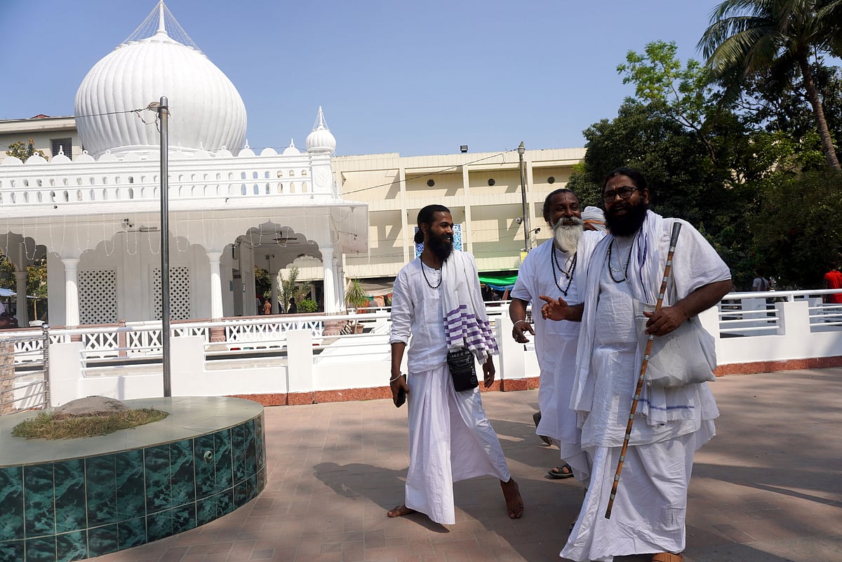 লালন শাহ স্মরণোৎসবে হাস্যোজ্জ্বল ফকিরেরা। বৃহস্পতিবার বিকেলে কুষ্টিয়ার ছেঁউড়িয়ায় আখড়াবাড়িতে