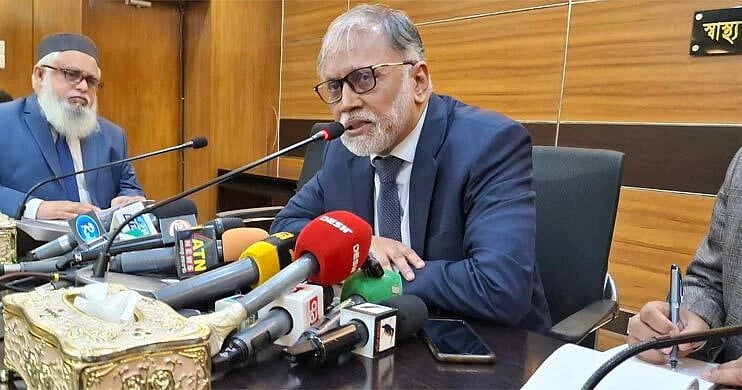 স্বাস্থ্য মন্ত্রণালয়ে দায়িত্ব পালন করা প্রধান উপদেষ্টার বিশেষ সহকারী অধ্যাপক মো. সায়েদুর রহমান মন্ত্রণালয়ের সভাকক্ষে সংবাদ সম্মেলনে বক্তব্য দেন