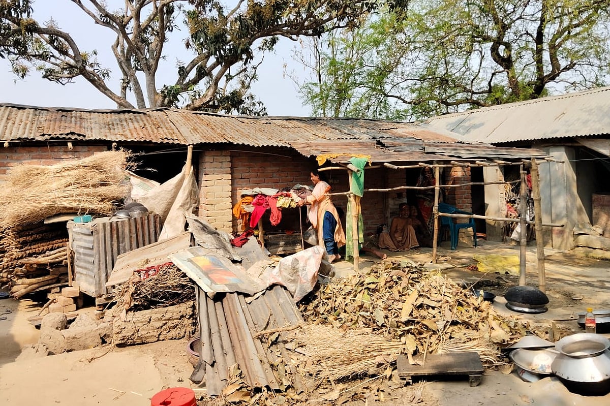 ভাঙাচোরা এই বাড়িতে মানবেতর জীবনযাপন করেন ছয় শারীরিক প্রতিবন্ধী। বৃহস্পতিবার সকালে রাজশাহীর বাগমারা উপজেলার মহব্বতপুর গ্রামে