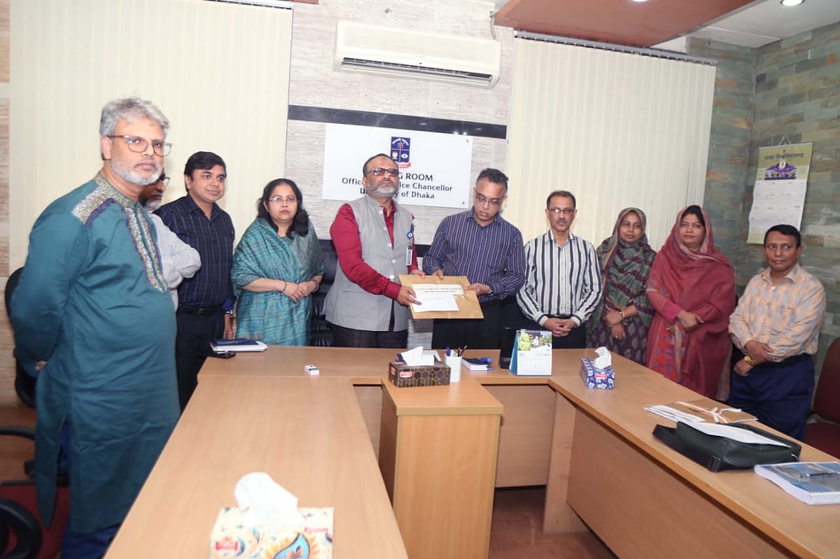 ঢাকা বিশ্ববিদ্যালয়ের উপাচার্য অধ্যাপক নিয়াজ আহমেদ খানের কাছে আজ বৃহস্পতিবার জুলাই গণ-অভ্যুত্থানের সময় হামলাসংক্রান্ত তথ্যানুসন্ধান কমিটির প্রতিবেদন জমা দেওয়া হয়
