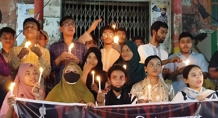 মাগুরার সেই শিশুর স্মরণে কুমিল্লায় মোমবাতি প্রজ্বালন ও বিক্ষোভ সমাবেশ করা হয়েছে। বৃহস্পতিবার রাতে কুমিল্লা নগরের কান্দিরপাড় এলাকার পূবালী চত্বরে