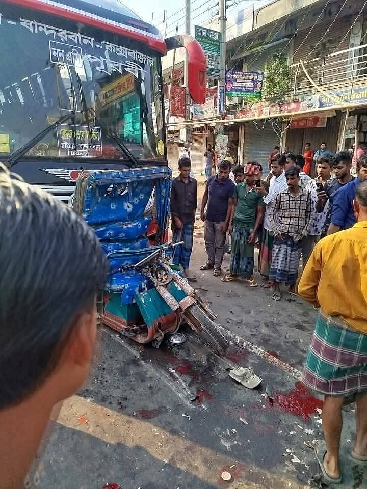 বাসের চাপায় ক্ষতিগ্রস্ত ব্যাটারিচালিত অটোরিকশা। আজ সকালে চট্টগ্রামের চন্দনাইশ উপজেলার দোহাজারীতে