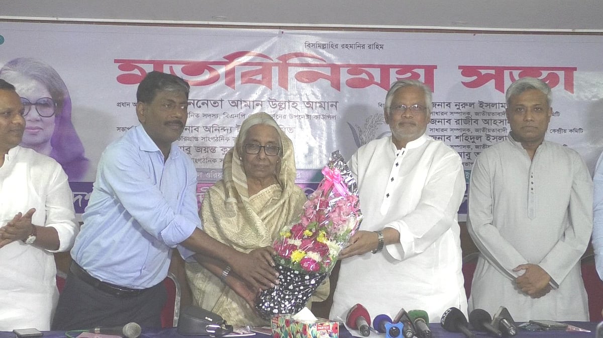 যশোরে বিএনপি ও অঙ্গসংগঠনের শীর্ষ নেতাদের মতবিনিময় সভায়। আজ বিকেলে