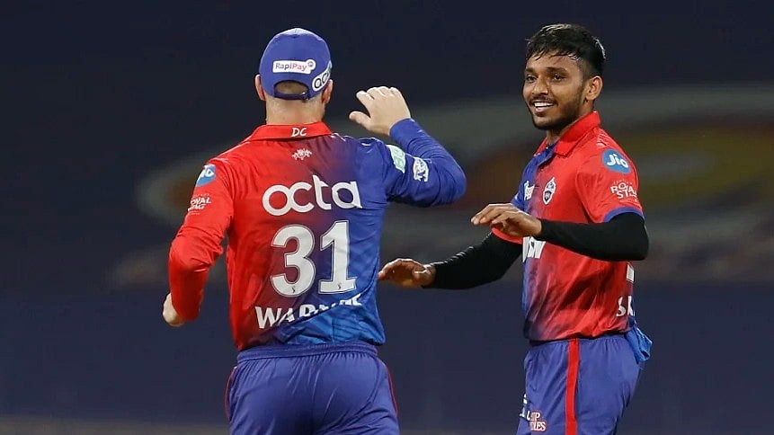 ওয়ার্নারের সঙ্গে উদ্‌যাপন করছেন সাকারিয়া