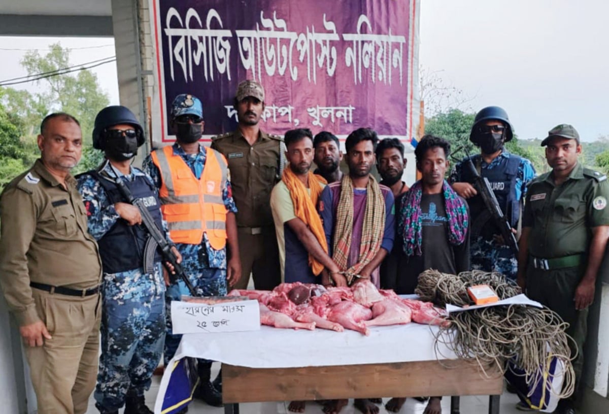 হরিণের মাংস ও শিকারের ফাঁদসহ পাঁচজনকে গ্রেপ্তার করা হয়েছে। গতকাল বুধবার বিকেলে কোস্টগার্ড পশ্চিম জোনের নলিয়ান কার্যালয়ে
