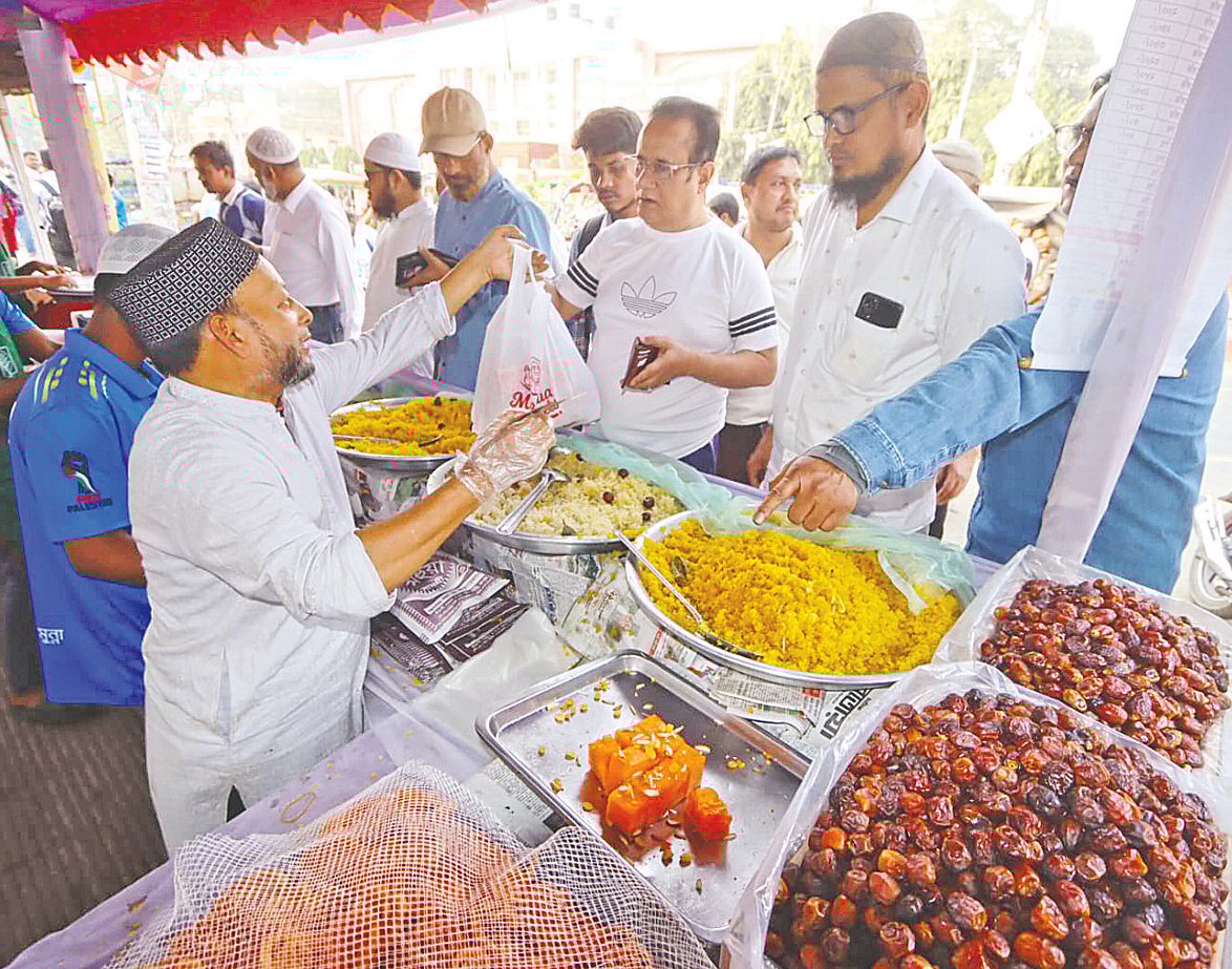 রংপুরে বেশি ইফতারি বিক্রি হয় শহরের কাছারি বাজারে