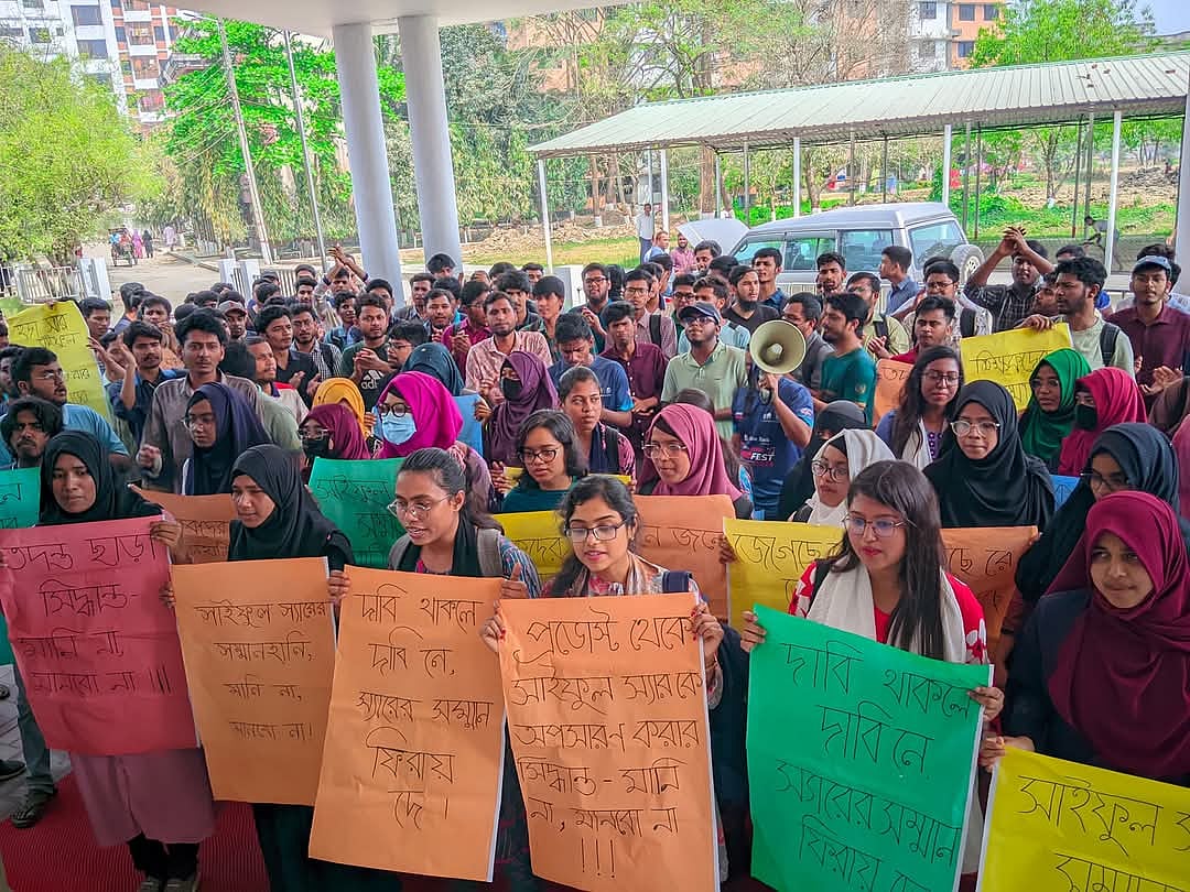 কবি নজরুল বিশ্ববিদ্যালয়ে বিদ্রোহী হলের প্রভোস্টকে বহাল রাখার দাবিতে বিক্ষোভ করেছেন শিক্ষার্থীরা। আজ বৃহস্পতিবার তোলা