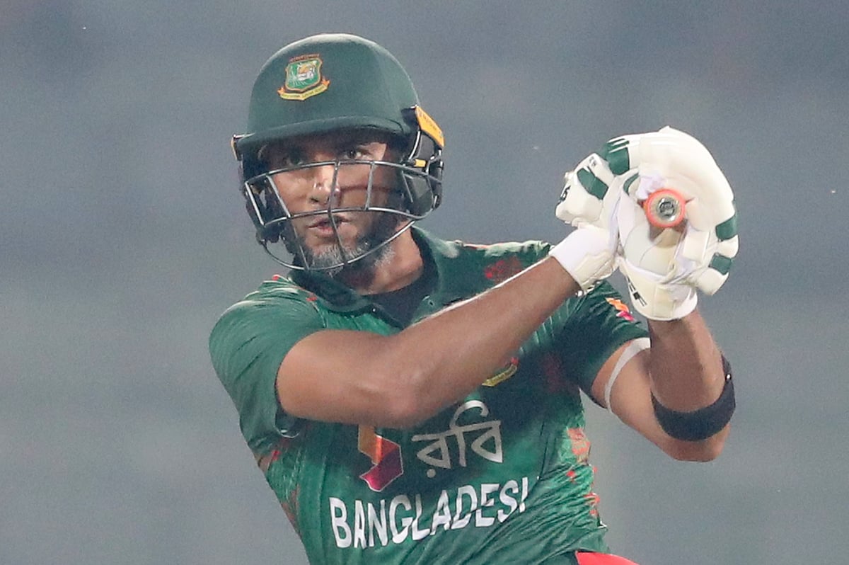 সব সংস্করণের আন্তর্জাতিক ক্রিকেট থেকে অবসরের ঘোষণা দিয়েছেন মাহমুদউল্লাহ