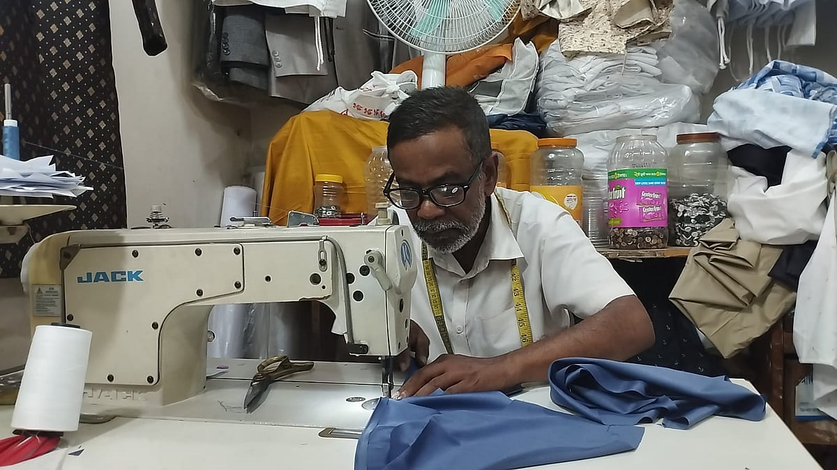 সিলেটের বিভিন্ন টেইলার্সে নতুন পোশাক তৈরিতে ব্যস্ত কারিগরেরা। বৃহস্পতিবার সন্ধ্যায় সিলেট নগরের জিন্দাবাজার এলাকায়