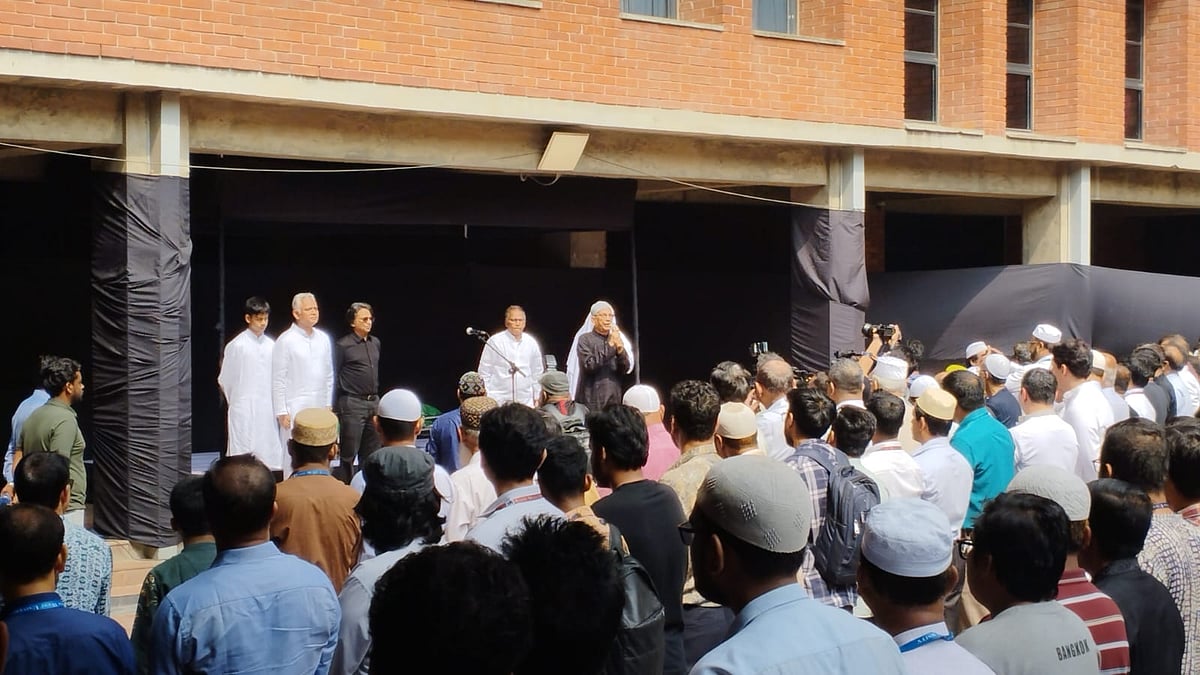 সৈয়দ মঞ্জুর এলাহীর প্রথম জানাজা হয় ইস্ট ওয়েস্ট ইউনিভার্সিটিতে