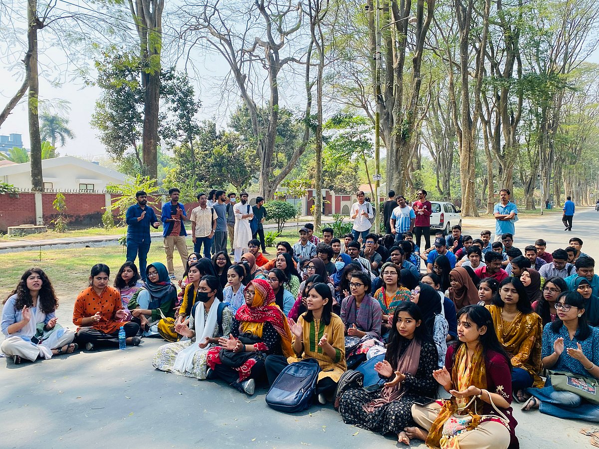 ছাত্রীর পোশাক নিয়ে কটূক্তি ও তাঁর সহপাঠীকে মারধরের ঘটনার প্রতিবাদে বিক্ষোভ করেন শিক্ষার্থীরা। বুধবার  দুপুরে রাজশাহী বিশ্ববিদ্যালয়ের প্যারিস রোডে