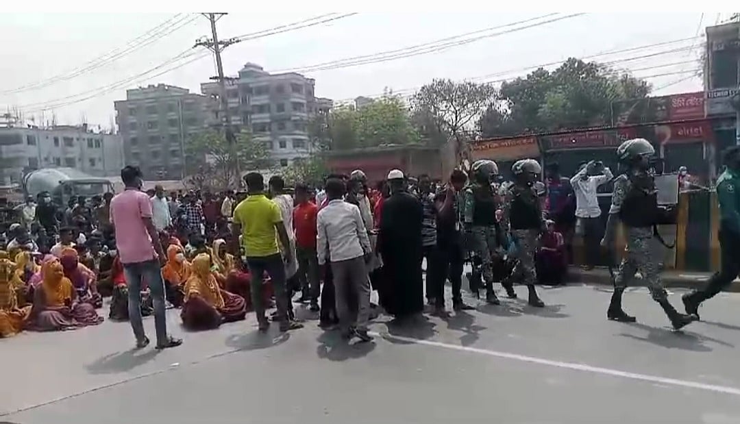 গাজীপুর মহানগরীর কোনাবাড়ী এলাকায় পোশাক কারখানার শ্রমিকদের বিক্ষোভ। আজ বেলা সাড়ে ১১টার দিকে