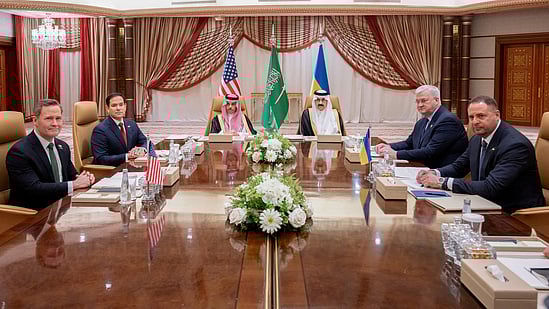 যুদ্ধবিরতি নিয়ে ইউক্রেনের প্রতিনিধিদের সঙ্গে আলোচনা করেন যুক্তরাষ্ট্রের মধ্যস্থতাকারীরা। ১১ মার্চ, সৌদি আরবের জেদ্দায়