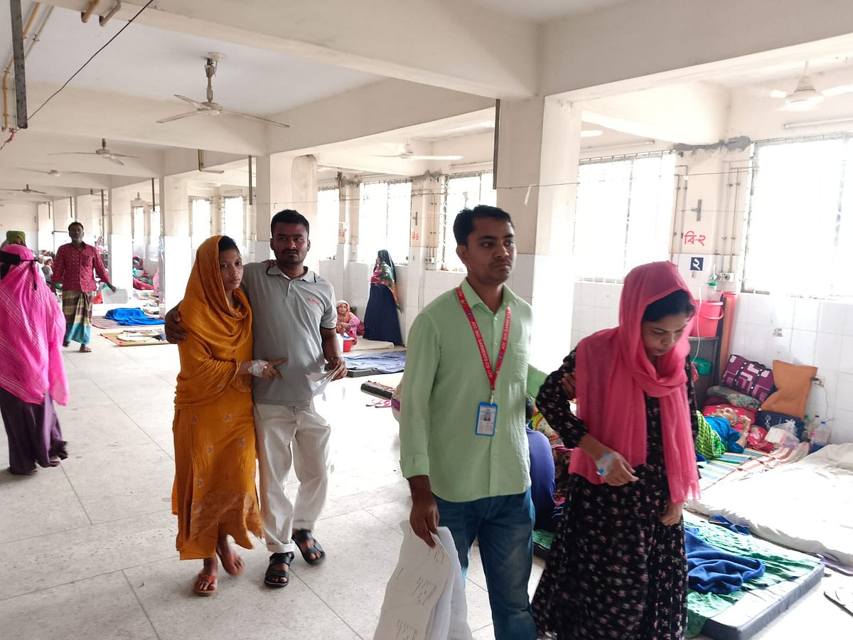 ময়মনসিংহ মেডিকেল কলেজ হাসপাতালে চিকিৎসাধীন দুই শ্রমিককে এক স্থান থেকে অন্য স্থানে নেওয়া হচ্ছে। বৃহস্পতিবার ময়মনসিংহ মেডিকেল কলেজ হাসপাতালে