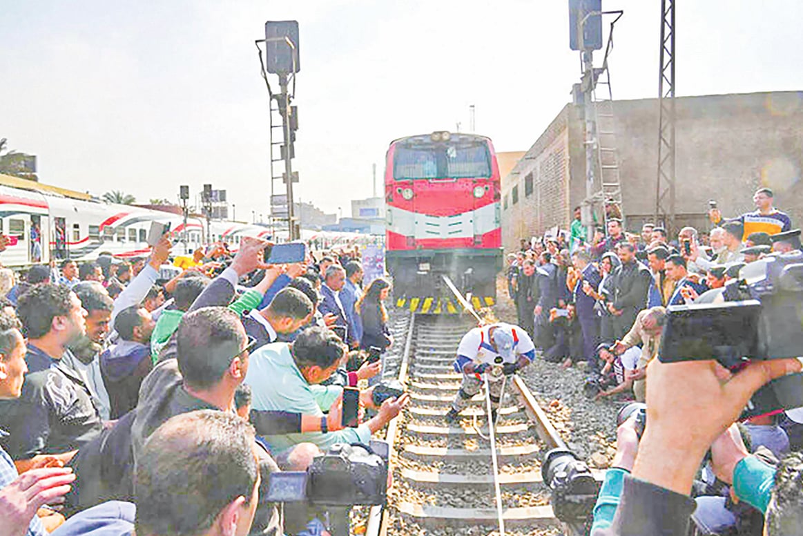 ট্রেন টেনে নিয়ে যাচ্ছেন আশরাফ