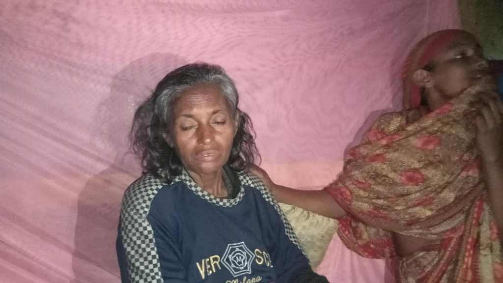 পশ্চিম সুন্দরবনের সাতক্ষীরা রেঞ্জের বাদুজুলি খালের পাশে গাছের ডাল থেকে বৃদ্ধাকে উদ্ধার করা হয়েছে। গতকাল বৃহস্পতিবার সন্ধ্যায়