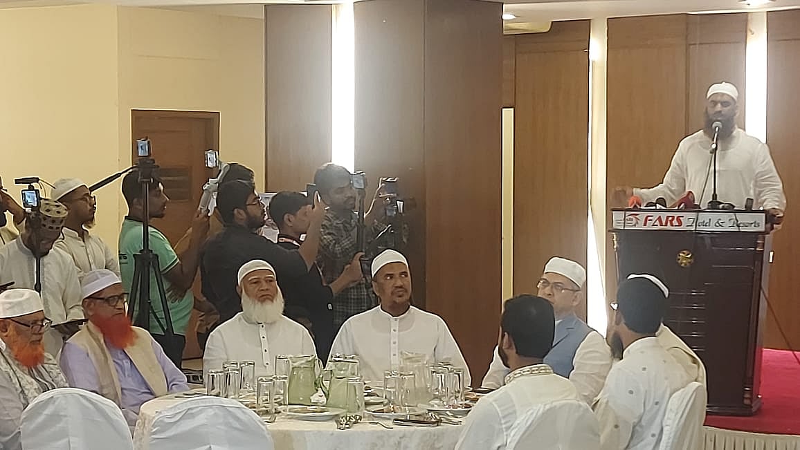 বাংলাদেশ খেলাফত মজলিস আয়োজিত ইফতার মাহফিলে বক্তব্য দেন দলের আমির মাওলানা মামুনুল হক। বিভিন্ন রাজনৈতিক দলের নেতারা এই আয়োজনে যোগ দেন