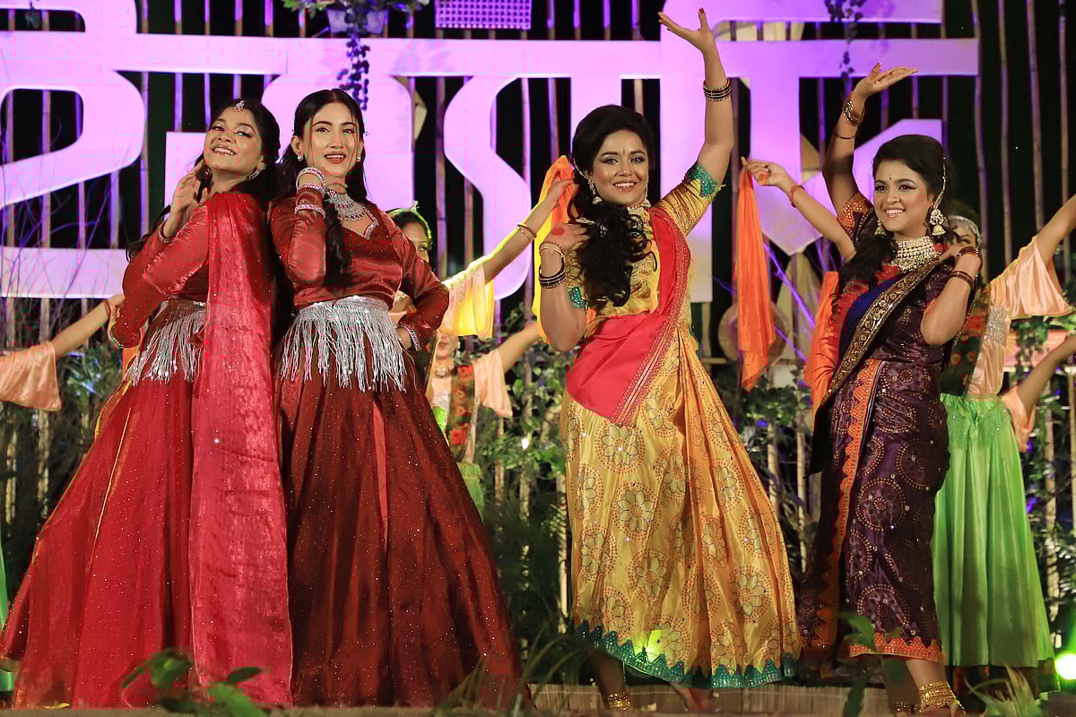 নৃত্য পরিবেশন করছেন অভিনেত্রী সাফা কবির, পারসা ইভানা, সামিরা খান মাহি ও সাদিয়া আয়মান