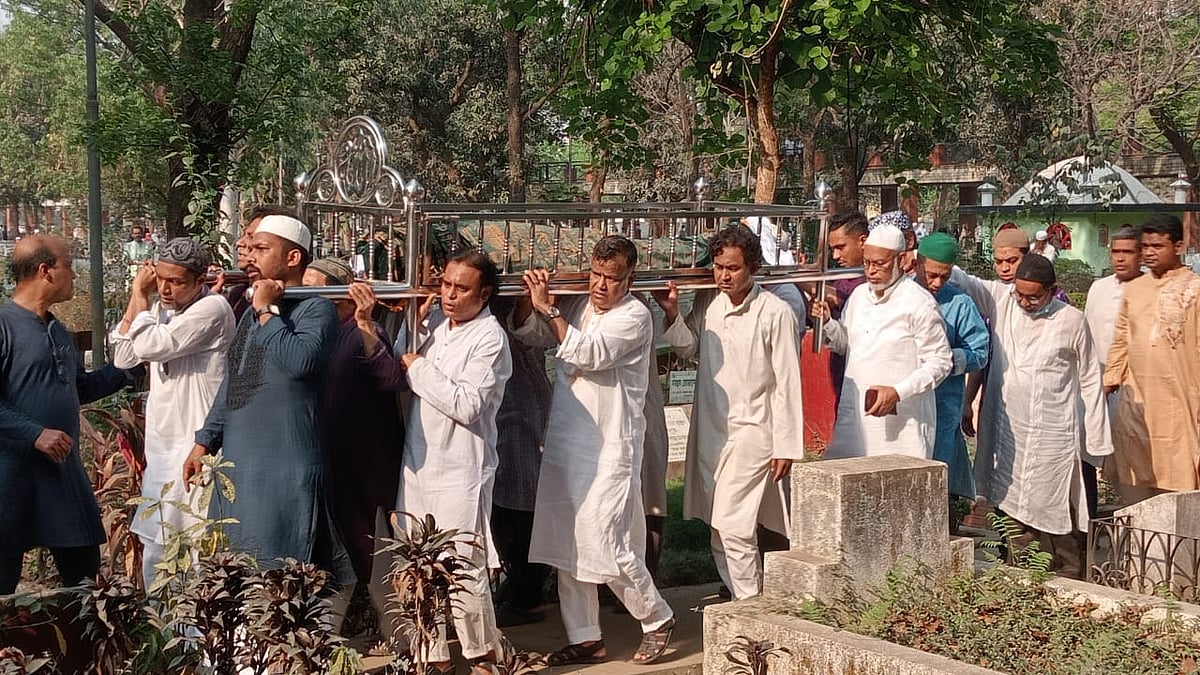 আজিমপুর কবরস্থানে দাফনের জন্য নিয়ে যাওয়া হচ্ছে অধ্যাপক আরেফিন সিদ্দিকের মরদেহ