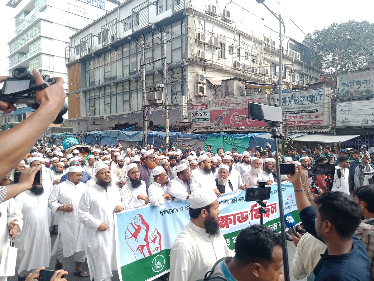 ধর্ষকদের শাস্তির দাবিতে বাংলাদেশ খেলাফত মজলিসের বিক্ষোভ মিছিল। বায়তুল মোকাররম মসজিদের সামনের সড়কে, ১৪ মার্চ ২০২৫
