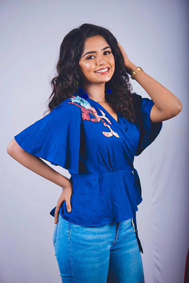 Yetuk fohishalar pornosini tomosha qiling Ozini kafeda jinsiy aloqa qilish uchun berdi