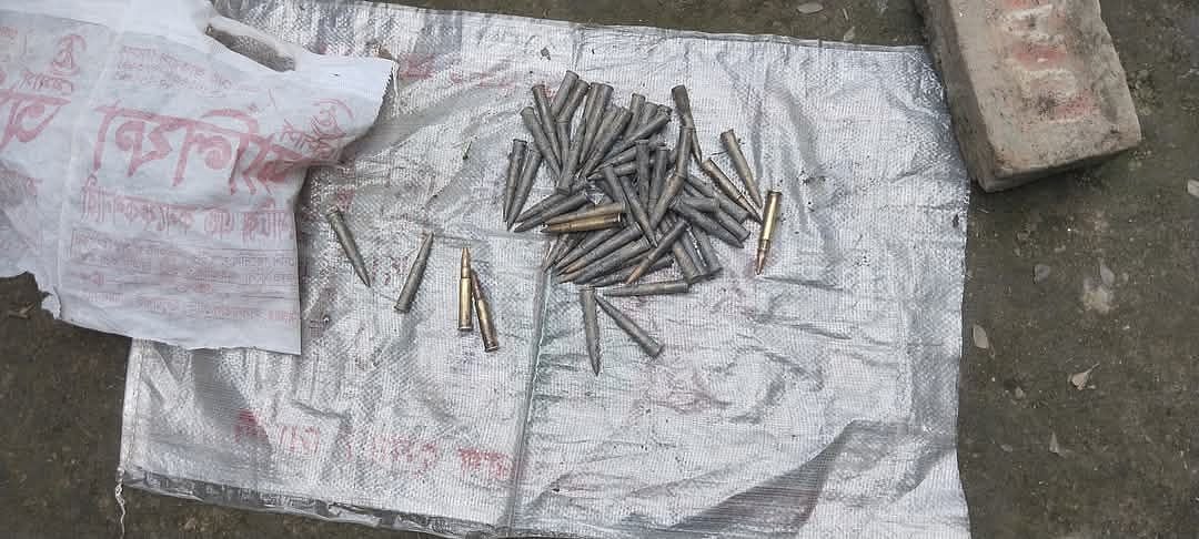 ময়মনসিংহের ধোবাউড়া উপজেলায় ড্রেজার দিয়ে পুকুর খনন করতে গিয়ে বেরিয়ে এসেছে রাইফেলের বুলেট। শনিবার বুলেটগুলো উদ্ধার করে পুলিশ