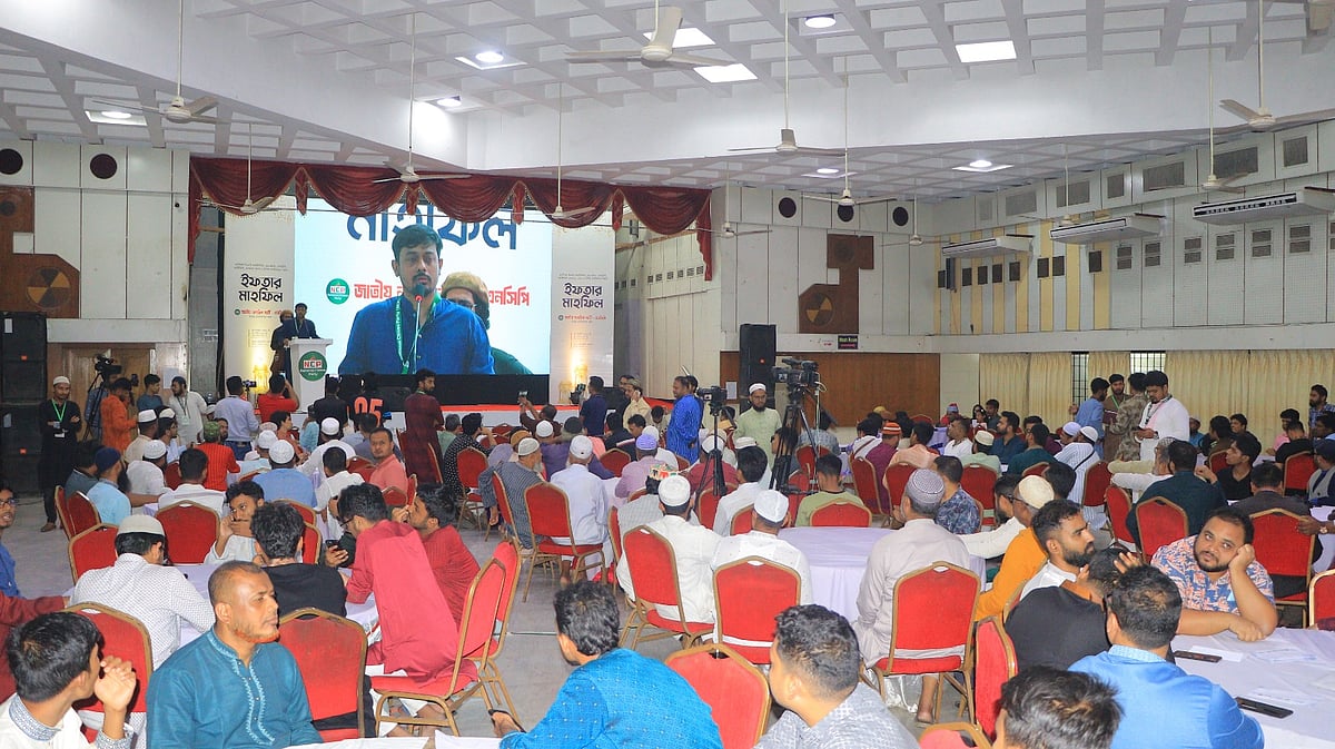 জাতীয় নাগরিক পার্টির (এনসিপি) ইফতার মাহফিলে বক্তৃতা দিচ্ছেন দলটির কেন্দ্রীয় মুখ্য সমন্বয়ক নাসীরুদ্দীন পাটওয়ারী। রাজধানীর মোহাম্মদপুরের সূচনা কমিউনিটি সেন্টারে, ১৫ মার্চ ২০২৫।