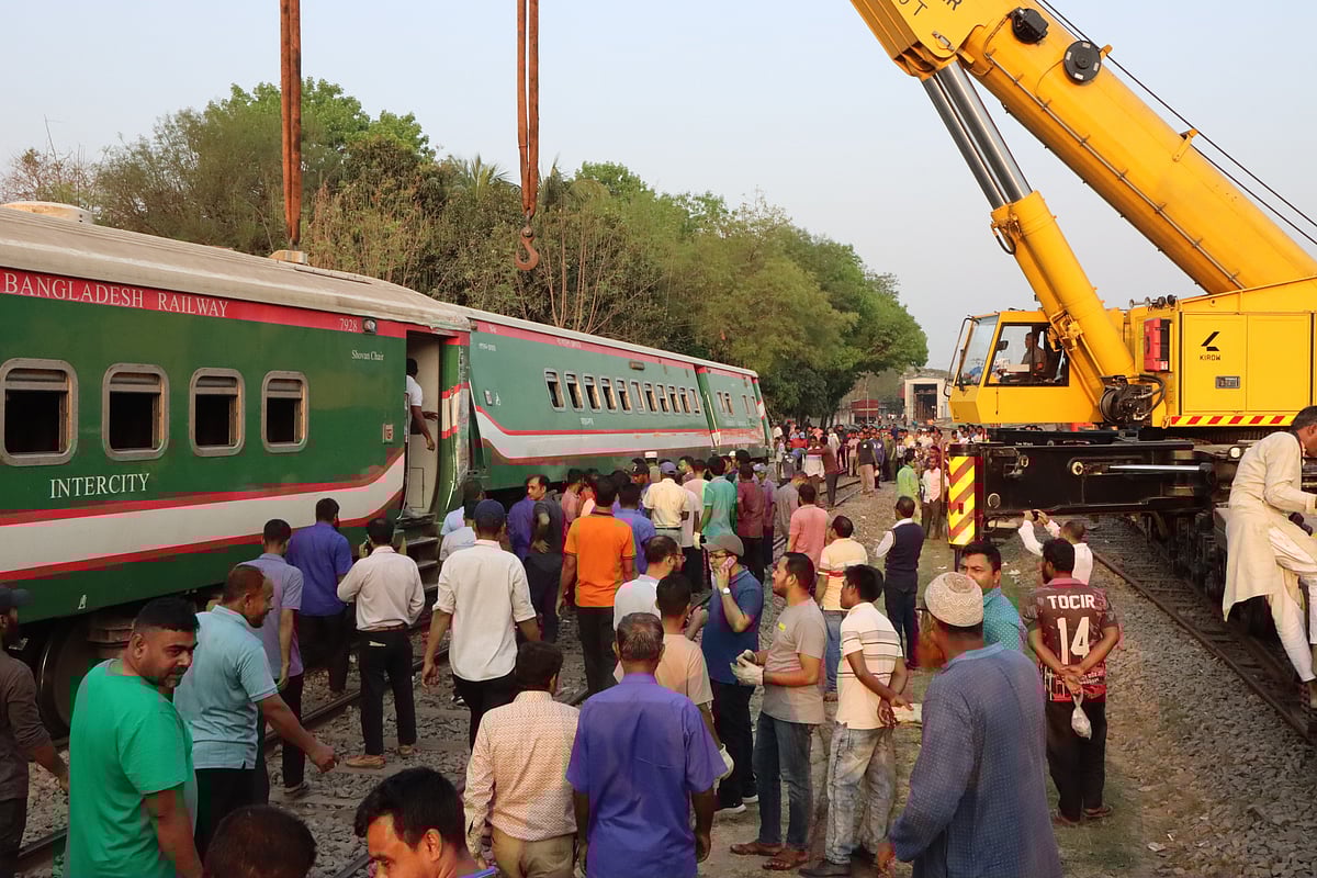 রাজশাহী রেলওয়ে স্টেশনের পূর্ব পাশে ওয়াশপিটে যাওয়ার সময় বাংলাবান্ধা ও ধূমকেতু ট্রেনের সংঘর্ষ হয়। পরে লাইনচ্যুত ট্রেনের বগি উদ্ধারের কাজ করা হয়। শনিবার বিকেলে