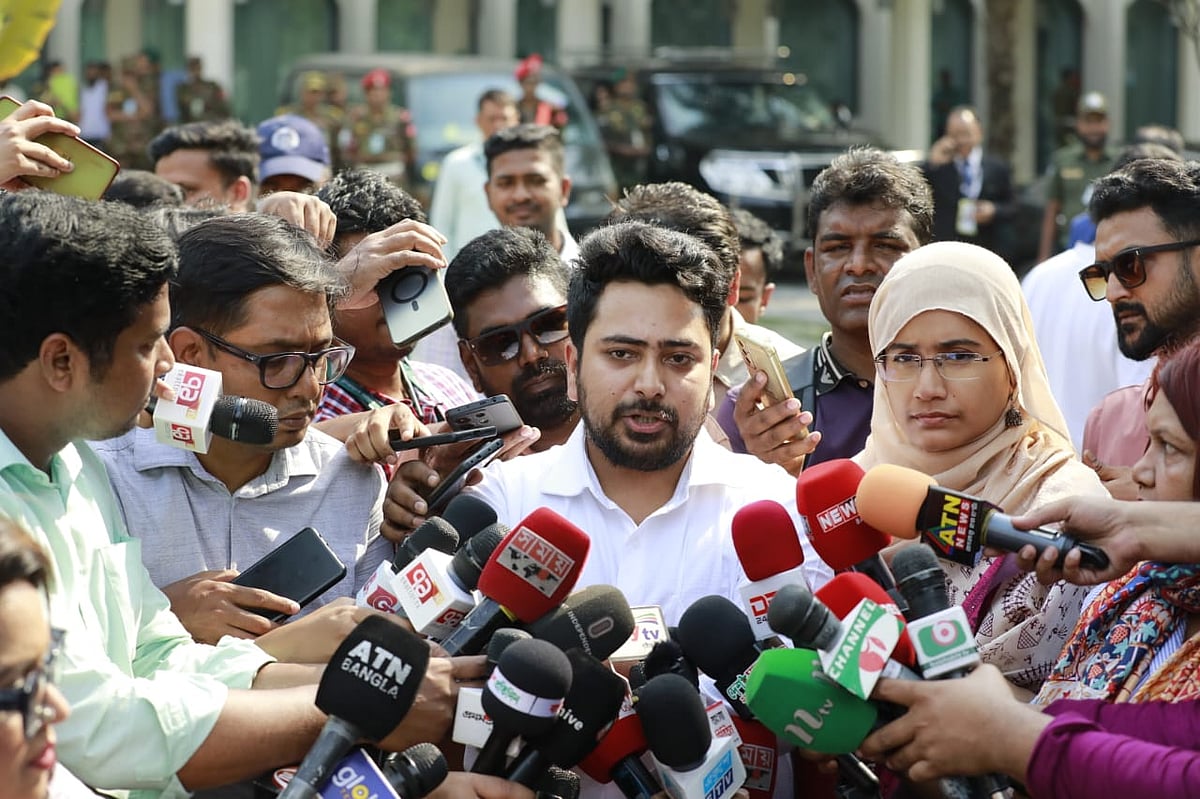 জাতিসংঘের মহাসচিব আন্তোনিও গুতেরেসের সঙ্গে বৈঠক করে বেরিয়ে অপেক্ষমাণ সাংবাদিকদের সঙ্গে কথা বলেন নাহিদ ইসলাম। ঢাকা, ১৫ মার্চ