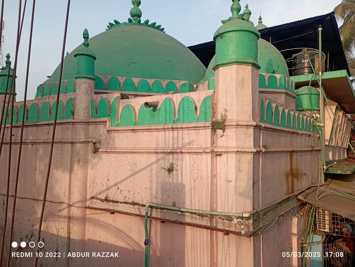 চট্টগ্রামের চন্দনাইশ উপজেলার বাগিচাহাটের খান জামে মসজিদ