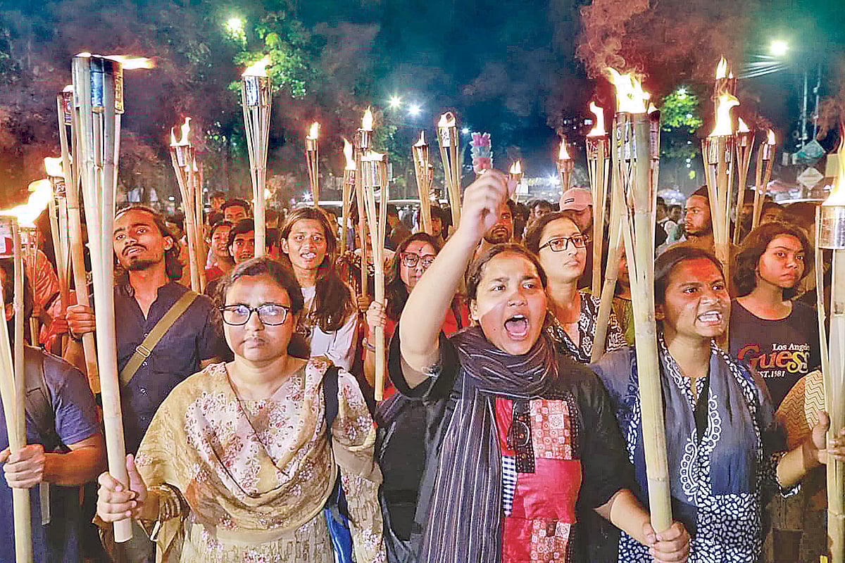 সারা দেশে নারী নির্যাতন, নিপীড়ন, ধর্ষণের প্রতিবাদে ছাত্র-জনতার মশালমিছিল। বৃহস্পতিবার ঢাকা বিশ্ববিদ্যালয় এলাকায়