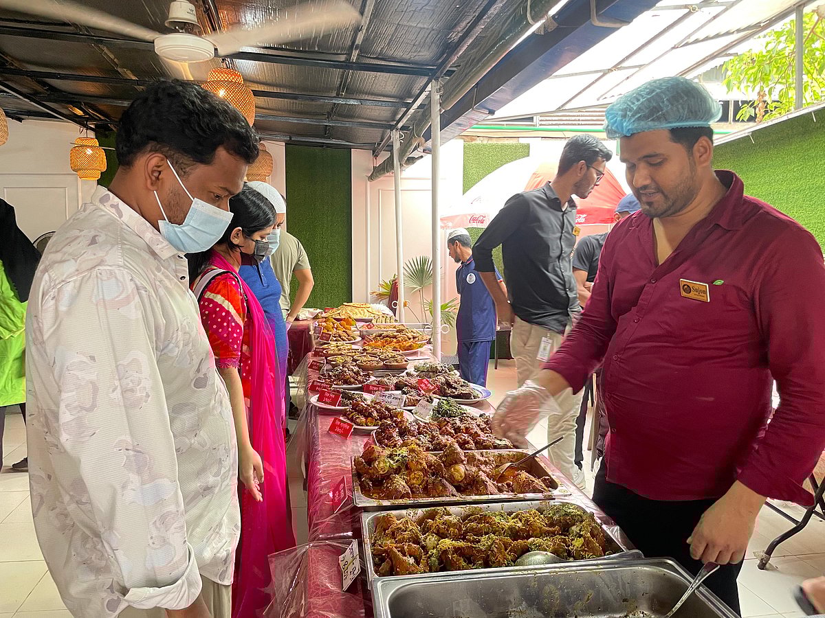 কুমিল্লা নগরের কান্দিরপাড় জিলা স্কুল সড়ক লাগোয়া বধূয়া ফুড ভিলেজে ইফতারি কেনাকাটায় ক্রেতারা। গত বৃহস্পতিবার তোলা