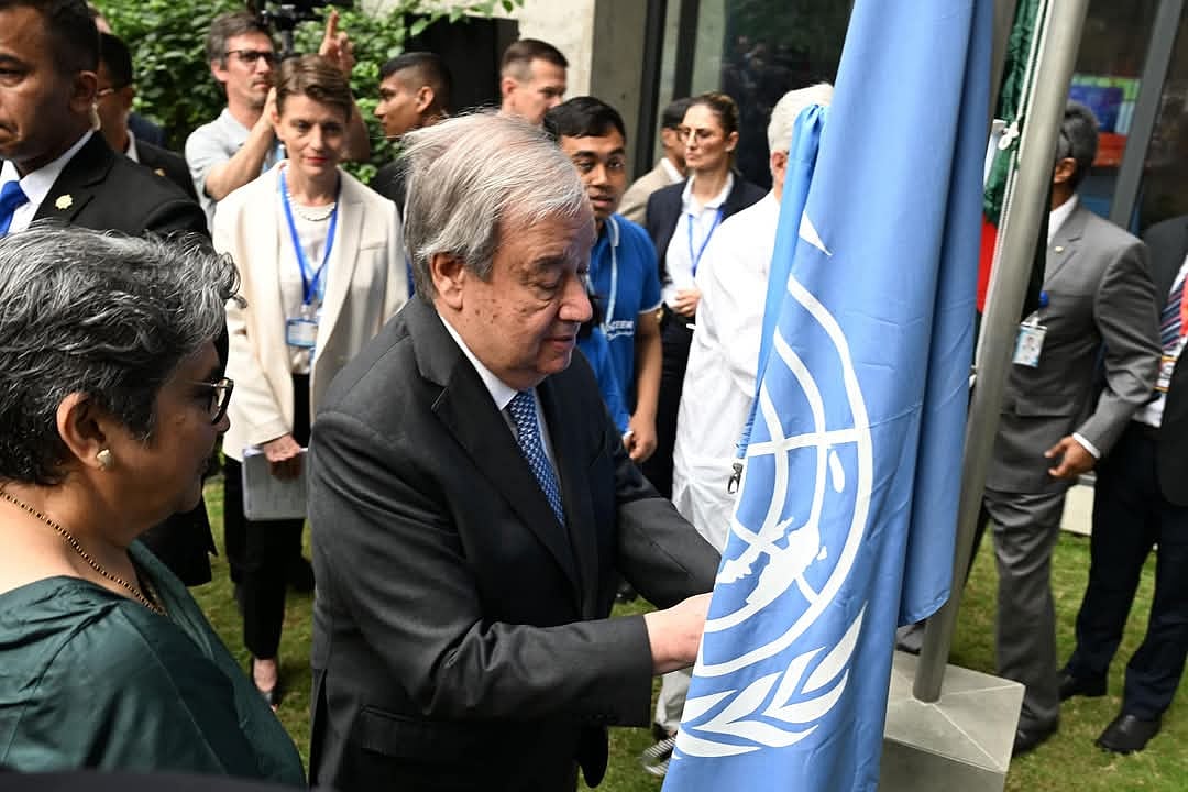 জাতিসংঘের পতাকা উত্তোলন করছেন সংস্থাটির মহাসচিব আন্তোনিও গুতেরেস। ঢাকায় জাতিসংঘের আবাসিক কার্যালয়ের নতুন অফিসে, ১৫ মার্চ ২০২৫