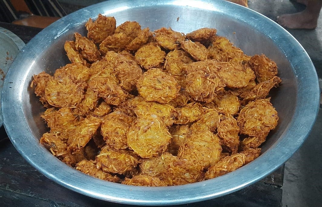 শেরপুরে রমজান উপলক্ষে আবদুল হামিদের দোকানে তৈরি করা হয়েছে পেঁয়াজু। শহরের মুন্সিবাজার এলাকায়