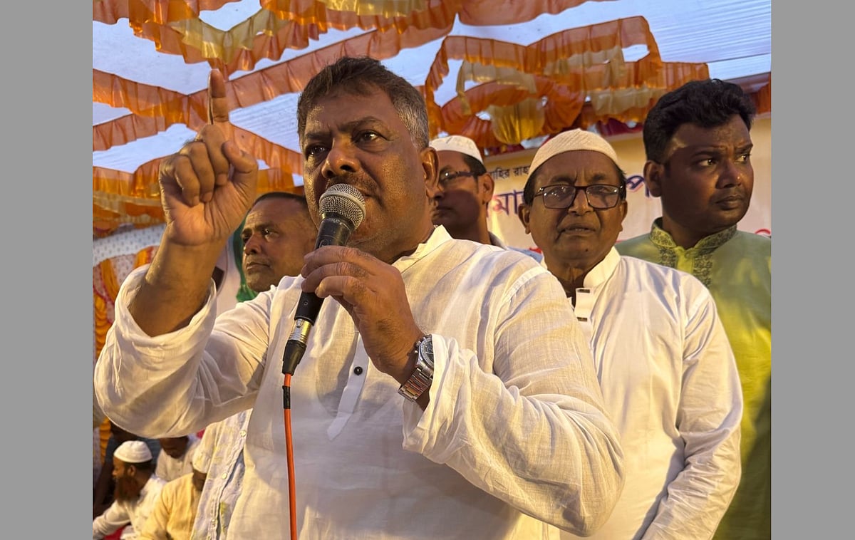 নাটোর সদর উপজেলার ডাঙ্গাপাড়া বিদ্যালয় মাঠে আজ রোববার সন্ধ্যায় ইফতারপূর্ব সভায় বক্তব্য দেন বিএনপির নির্বাহী কমিটির সদস্য রুহুল কুদ্দুস তালুকদার