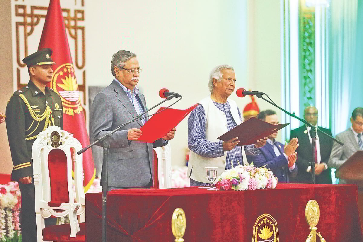 অন্তর্বর্তী সরকারের প্রধান উপদেষ্টা হিসেবে শপথ নেন ড. মুহাম্মদ ইউনূস
